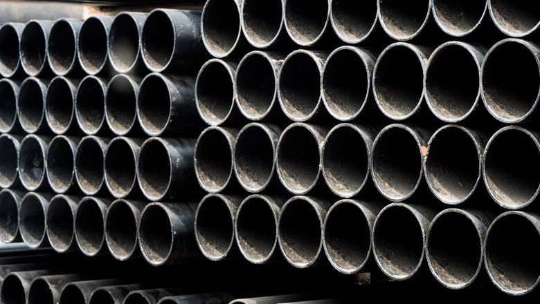 Tubos de aço carbono organizados para distribuição industrial