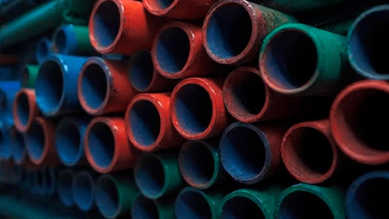 Tubos industriais de aço identificados por marcação de cores